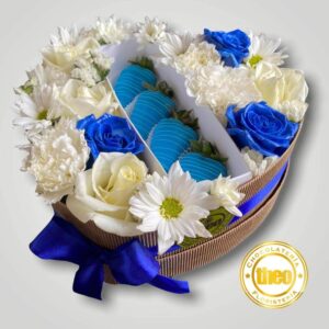 Caja-con-fresas-con-chocolate-azules-rosas-azules-y-rosas-blancas-cleveles-y-margaritas-en-caja-en-forma-de-corazon