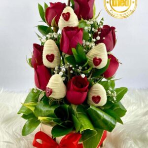 Arreglo con Rosas y Fresas con Corazoncitos