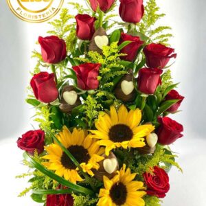 Arreglo de Rosas Girasoles y Fresas con Corazones