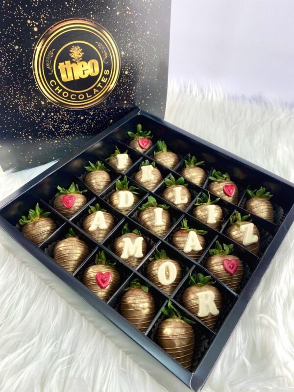 Caja con 25 fresas con chocolate Feliz Día Amor