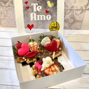 Caja con 3 Waffles belgas con fresas con chocolate