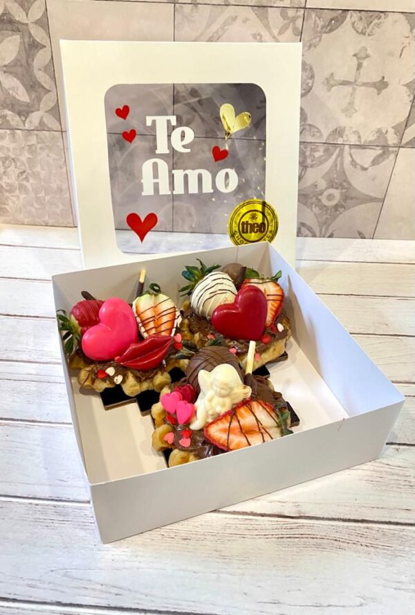 Caja con 3 Waffles belgas con fresas con chocolate