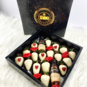 Caja con Fresas con Chocolate Blanco con Corazoncitos y Mini Baileys