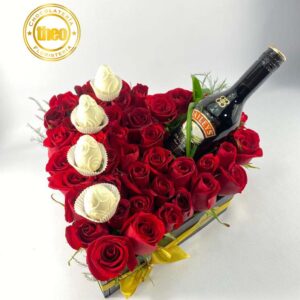 Corazón con Rosas Rojas Baileys y Fresas con Chocolate