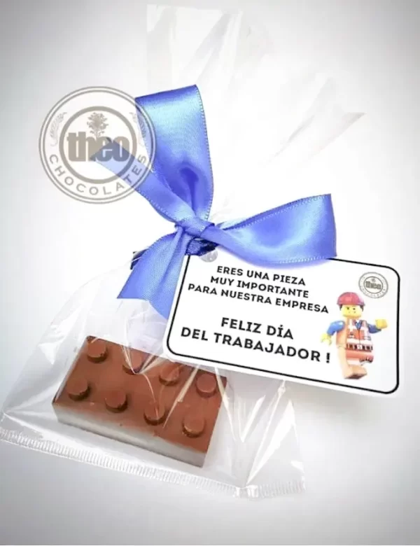Pieza-de-lego-en-chocolate-para-el-día-del-trabajador