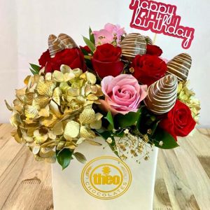 Arreglo con Rosas, Hortensias y fresas con chocolate