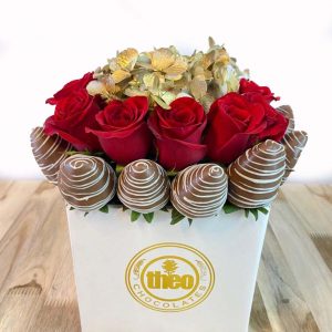 Arreglo rosas hortensias y fresas