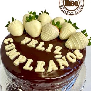 Queque de chocolate feliz cumpleaños fresas blancas