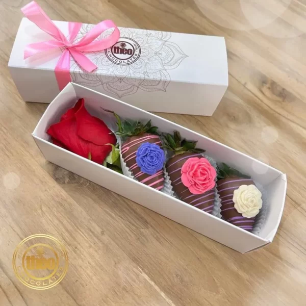 Caja 4 fresas con rosa