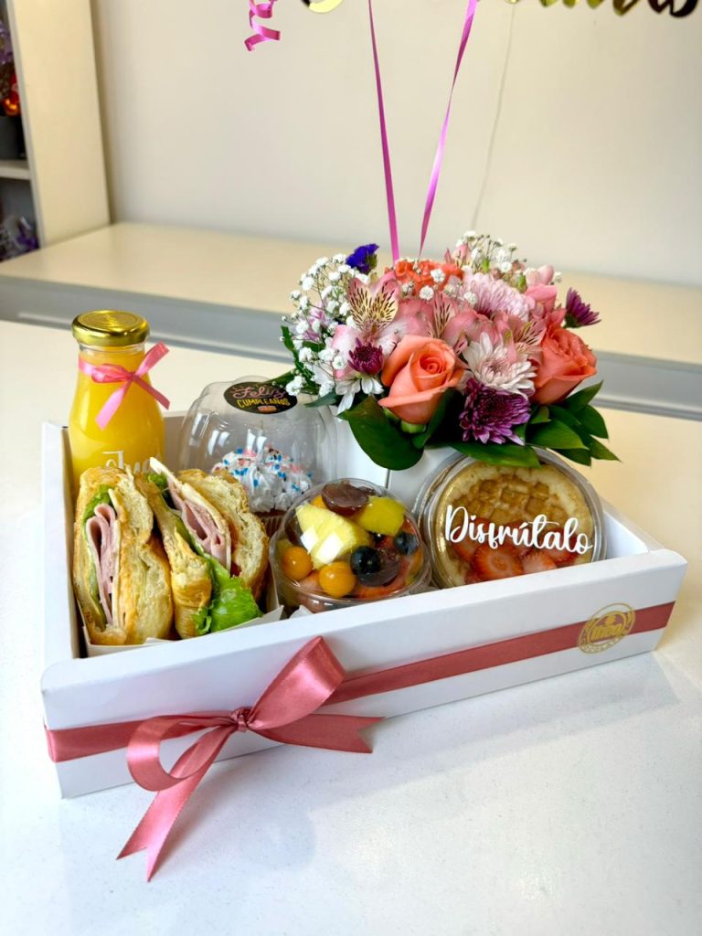 Bandeja desayuno con rosas